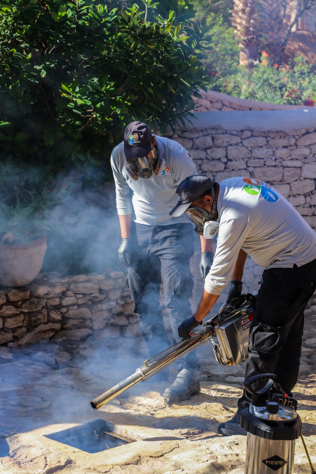 Équipe HPS traitant un réseau d'évacuation par nébulisation dans un patio en pierre à Essaouira